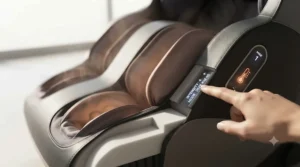 User adjusting intensity settings on a full leg and foot massager. Utilisateur ajustant les réglages d'intensité sur un masseur de jambes et pieds.